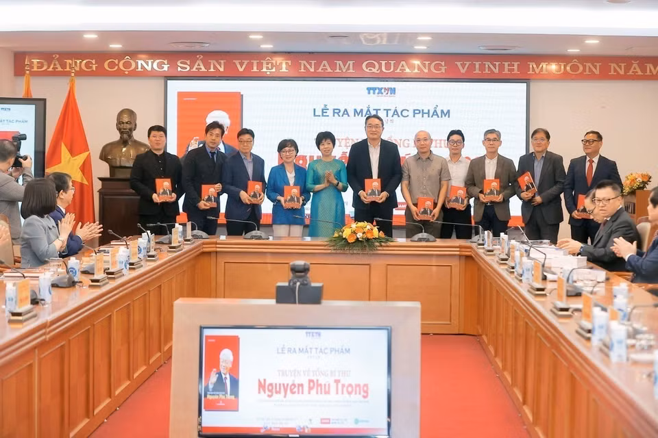 La directrice générale de l’Agence vietnamienne d’information (VNA), Vu Viêt Trang, présente le livre "Histoires du secrétaire général Nguyen Phu Trong" de l'auteur sud-coréen Chulhyeon, traduit et publié par la Maison d'édition de la VNA, aux délégués sud-coréens, le 23 octobre 2024 à Hanoï. Photo : VNA