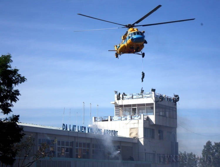 Le 9 novembre 2012, un exercice des forces spéciales s'est déroulé à l'aéroport de Liên Khuong, dans la province de Lâm Dông. L'opération simulait une intrusion aéroportée pour infiltrer la tour de contrôle, sauver des otages et neutraliser des menaces. Photo: VNA