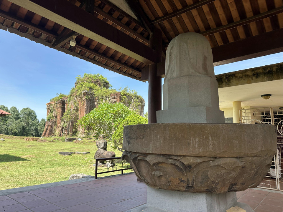 De nombreux objets précieux, découverts lors de fouilles, sont exposés dans la zone des tours de Chiên Dan. Photo: VNA