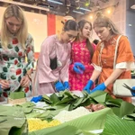 L'atelier de banh chung - gâteau emblématique du Nouvel An lunaire confectionné à base du riz gluant, de haricots mungo réduits ,de viande de porc, enveloppé dans des feuilles de dong, a captivé près de 200 jeunes. Photo : VNA