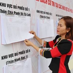 La liste électorale affichée publiquement au Comité populaire de la commune de Bac Ai Tay. Photo : VNA