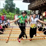 Présentation de différents aspects de la vie culturelle de l'ethnie Thai lors du programme du « Le Têt des villages ». Photo : hanoimoi.vn