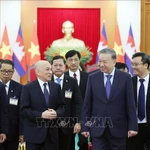 Le secrétaire général To Lam (droite) rencontre le roi du Cambodge, Norodom Sihamoni, en visite d'État au Vietnam, dans l'après-midi du 28 novembre 2024. Photo d'archives de la VNA
