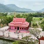 La couleur rose de la pagode se détache harmonieusement sous le ciel bleu, au cœur des rizières de la région de Bay Nui, à An Giang. Photo : Thanh Sang / VNA