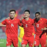 Do Duy Manh (centre) célèbre avec ses coéquipiers après avoir marqué le premier but à la 6e minute. Photo : VNA