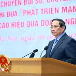 Le Premier ministre Pham Minh Chinh, président du Conseil central d'Émulation et de Récompense préside la cérémonie de lancement de deux mouvements majeurs. Photo : VNA
