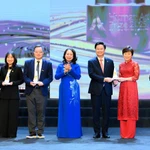 La vice-présidente Vo Thi Anh Xuân remet le Prix de l'Action humaine pour la communauté à des projets et des idées exceptionnels. Photo : Comité d'organisation
