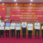 17 collectifs et 13 particuliers ont été honorés par des certificats du Comité populaire provincial, en reconnaissance de leurs contributions exceptionnelles à cette campagne humanitaire. Photo : VNA