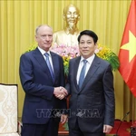 Le président vietnamien Luong Cuong (à droite) et Nikolaï Patrouchev, assistant du président russe et président du Conseil maritime de la Russie, Photo : VNA