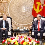 Le secrétaire général du PCV To Lam (droite) et Liu Haixing, membre du Comité central (CC) du Parti communiste chinois (PCC), chef du Département international du CC du PCC et envoyé spécial du secrétaire général et président chinois Xi Jinping. Photo: VNA