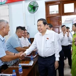 Le président de l'Assemblée nationale à l’écoute d'électeurs de Ho Chi Minh-Ville. Photo : VNA