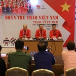 Le chef de délégation, Nguyên Hôngg Minh (assis au centre), et ses deux adjoints président la réunion. Photo : VNA