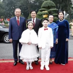 Le secrétaire général To Lam (gauche) et son épouse (premier à droite), ainsi que le secrétaire général et président du Laos Thongloun Sisoulith et son épouse. Photo: VNA