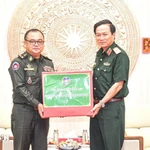 Le département du développement du ministère de la Défense du Royaume du Cambodge offre des cadeaux aux forces armées de la 9e région militaire à l'occasion du Nouvel An lunaire. (Photo : VNA)