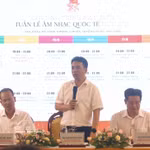 Le vice-président du Comité populaire municipal de Hue, Tran Huu Thuy Giang (debout), s'exprime à la conférence de presse. Photo : VNA