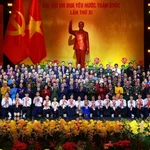 Le secrétaire général Tô Lâm, le président de la République Luong Cuong et le Premier ministre Pham Minh Chinh, ainsi que de nombreux délégués, au XIe Congrès national d’émulation patriotique. Photo: VNA