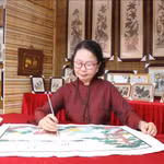L’Artisane émérite Nguyen Thi Oanh s’investit sans relâche dans la préservation de l’artisanat de la gravure sur bois de Dong Ho. Photo : VNA
