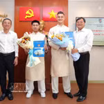 Le Service de la Justice de Ho Chi Minh-Ville vient de remettre la décision du président de la République accordant la nationalité vietnamienne à deux footballeurs d’origine vietnamienne : Ngo Dang Khoa (Khoa Ngo, de nationalité australienne) et Le Giang Patrik (de nationalité slovaque), tous deux joueurs du Club de football de la Police de Ho Chi Minh-Ville. Photo : VNA