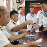 Des électeurs de la zone spéciale de Truong Sa reçoivent leurs bulletins de vote sur l'île de Sinh Ton. Photo : VNA