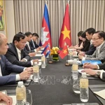 Le ministre Le Hoai Trung a rencontré le vice-Premier ministre et ministre des Affaires étrangères et de la Coopération internationale du Cambodge, Prak Sokhonn. Photo : VNA