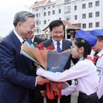 Le secrétaire général du Parti populaire révolutionnaire lao (PPRL) et président de la République démocratique populaire lao, Thongloun Sisoulith préside la cérémonie d'accueil officielle du président vietnamien To Lam lors de sa visite d'État en République démocratique populaire lao (Vientiane, 11 juillet 2024). Photo : VNA