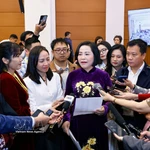 Nguyen Thi Thanh, vice-présidente de l’Assemblée nationale et membre du Conseil électoral national, répond à la presse. Photo: VNA