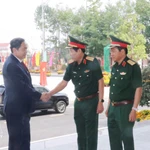 Au nom des dirigeants du Parti et de l’État, le président de l’AN a transmis les salutations et les vœux du Nouvel An lunaire des hauts dirigeants du pays à l’ensemble des cadres et soldats des forces armées de la Zone militaire 9. Photo : VNA