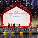 Le Comité provincial du Parti, le Conseil populaire, le Comité populaire et le Comité du Front de la Patrie de Ninh Binh viennent d'organiser la cérémonie solennelle de réception du certificat classant le complexe paysager et archéologique de Tam Chuc en Vestige national spécial. Photo : VNA