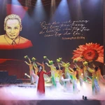 Le programme politico-artistique intitulé « Le Premier ministre Pham Van Dong – Une vie pour le pays et le peuple » s’est tenu dans la soirée du 28 février au Centre des conférences et des expositions de la province de Quang Ngai. Photo : VNA