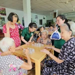 Des personnes âgées sont prises en charge à la maison de retraite Tam An, à Hô Chi Minh-Ville. Photo : VNA 