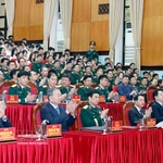 Dans la matinée du 17 mars, le secrétaire général du Parti communiste du Vietnam (PCV), To Lam, également secrétaire de la Commission militaire centrale, a effectué une visite de travail à l'Académie technique militaire, relevant du ministère de la Défense. Photo : VNA