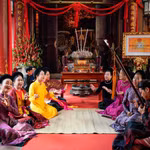 Des artistes interprètent des formes d’art traditionnel dans l’espace du temple Bach Ma, dans le quartier de Hoan Kiem, à Hanoï. Photo: VNA