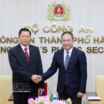 Le général de division Nguyen Thanh Tung, directeur de la Police municipale de Hanoï (droite) et le ministre lao de la Sécurité publique Vanthong Kongmany. Photo: VNA