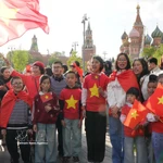 La communauté vietnamienne en Russie se rassemble pour accueillir la délégation de l’Armée populaire du Vietnam sur la place Rouge. Photo: VNA