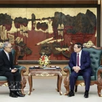 Le Premier ministre Pham Minh Chinh (droite) reçoit l’ambassadeur d’Indonésie au Vietnam. Photo: VNA