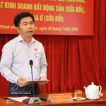 Vo Hoang Ngan, chef adjoint de la délégation des députés de Hô Chi Minh-Ville, s'exprime. Photo: VNA