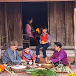 Les membres d'une même famille préparent ensemble des bánh chưng, les gâteaux traditionnels du Têt. Photo: VNA