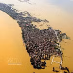 Inondations dans une localité de la province de Ha Tinh suite au passage du typhon Megi (octobre 2010). Photo : VNA.