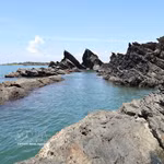 La beauté originelle des récifs rocheux de Bàn Than est disposée par la nature telle une œuvre d'art au milieu de la mer. (Photo : VNA) 