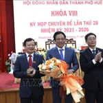 Nguyên Khac Toàn, province de Khanh Hoa, secrétaire adjoint du comité du Parti de la ville de Huê, a été élu président du Comité populaire de la ville de Huê. Photo: VNA