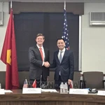 Le vice-ministre des Affaires étrangères, Dang Hoang Giang (à droite), et le secrétaire d'État adjoint américain par intérim, Fleet White. Photo : VNA