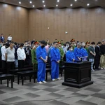 Les accusés ont écouté le verdict du Tribunal. Photo: VNA