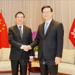 Le vice-Premier ministre vietnamien Ho Duc Phoc (à gauche) et le chef de l’exécutif de la Région administrative spéciale (RAS) de Hong Kong (Chine), John Lee Ka-chiu. Photo : VNA