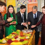 Les délégués visitent un stand au festival. Photo : VNA