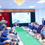 Le séminaire en ligne consacré au rôle du Parti dans la garantie de la stabilité macroéconomique, la restructuration économique et l’intégration internationale.. Photo : VNA