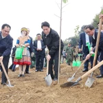 Le président Luong Cuong participe à la plantation d’arbres avec les délégués et la population locale dans le cadre du projet du parc culturel de Lao Cai, dans le quartier de Cam Duong. Photo : VNA