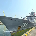 Le navire HMAS Toowoomba de la marine australienne accoste au port de Tien Sa. Photo: VNA