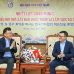 Le Quoc Minh, membre du Comité central du Parti, rédacteur en chef du journal Nhân Dân (Peuple), vice-président de la Commission centrale de la sensibilisation, de l’éducation et de la mobilisation de masse, et président de l’Association des journalistes du Vietnam et le président de l’Association des journalistes de la République de Corée (JAK), Park Jong Hyun (gauche). Photo: congluan.vn