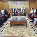 Lê Quôc Minh, membre du Comité central du Parti, rédacteur en chef du journal Nhân Dân et président de l'Association des journalistes vietnamiens, accueille la délégation de l'Association des journalistes du Laos. Photo: VNA