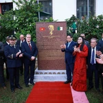 Le Premier ministre Pham Minh Chinh et son épouse assistent à l'inauguration de la stèle commémorative du Président Hô Chi Minh en Algérie. Photo: VNA